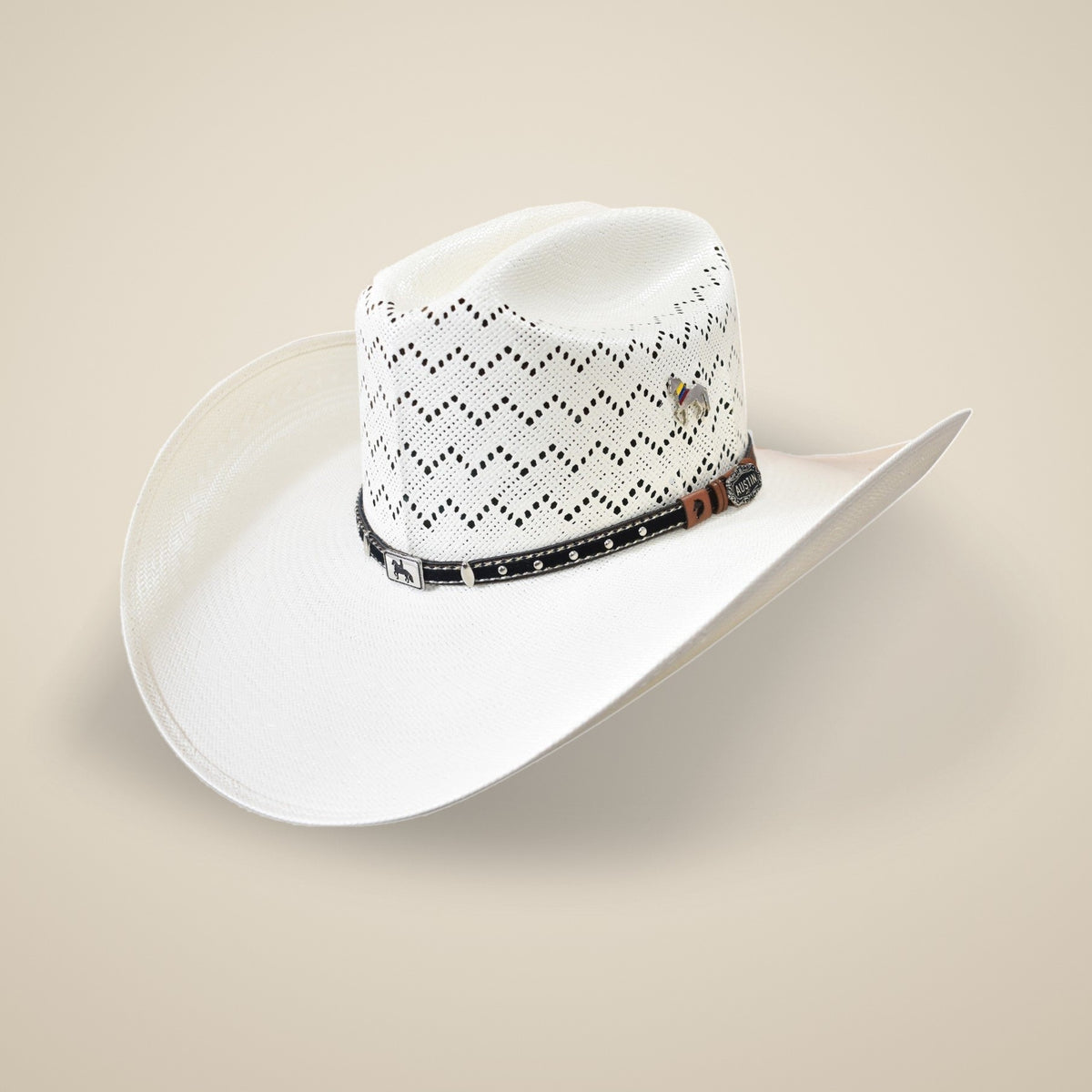 Shantung Suaza Herradura color natural: copa calada en zigzag, correa de cuero negro con apliques plateados, medallón Austin y pin de caballo, vista de tres cuartos